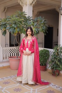 Vestido de diseñador con lentejuelas bordadas y falda acampanada, con dupatta de seda tabby – Ideal para fiestas y eventos festivos - Product Image 3