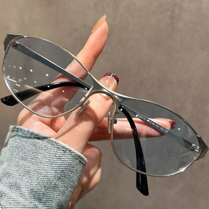 แว่นกันแดดทรงแคทอายสไตล์เรโทรพังก์สุดหรู ปี 2026 น้ำหนักเบา กรอบสีทอง ป้องกันรังสียูวี เลนส์ทนทาน เหมาะสำหรับการเดินทาง แว่นกันแดดแฟชั่นสำหรับผู้หญิง - Product Image 6