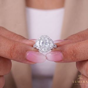 แหวนหมั้นเพชรทรงรีลูเมร่า แพลตตินั่ม สี D ได้รับการรับรองจาก GIA เครื่องประดับชั้นดีสำหรับผู้หญิง - Product Image 1
