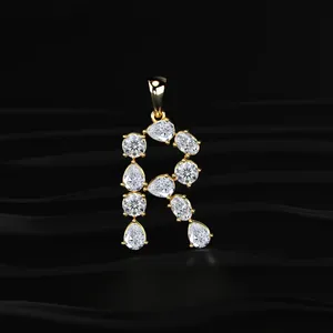 Nouveau design de pendentif en diamant CVD de laboratoire en forme de R, avec couleur D-E et clarté VVS-VS, certifié IGI, provenant d'Inde. - Product Image 1