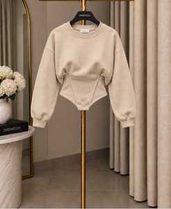 Sweat-shirt court beige pour femme avec body intégré, manches longues, col rond, style streetwear tendance - Product Image 1