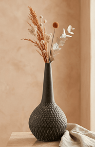 Vase à fleurs moderne et élégant en métal à col long, finition noire texturée à fossettes, centre de table décoratif, unité individuelle uniquement - Product Image 2