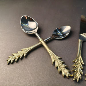 Juego de cubiertos de 5 piezas con diseño de tallo de trigo dorado, dos tenedores, un cuchillo y dos cucharas con diseños de mango cruzado de cáscara de trigo. - Product Image 3