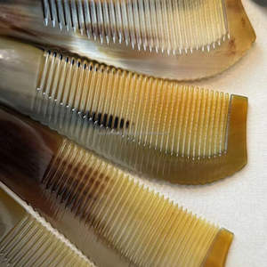 Peigne en corne de boeuf de couleur naturelle fabriqué à la main - Product Image 6