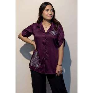 Camisa de tela de algodón premium con diseño de bordado floral, cómoda y sin arrugas para mujer, para uso diario. - Product Image 3