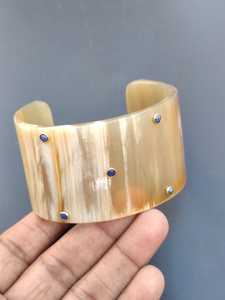 Bracelet manchette ouverte en corne de vache, fait main, poli, imitation perle, pour femme, design animal chrétien moderne et écologique, cadeau de mariage - Product Image 4