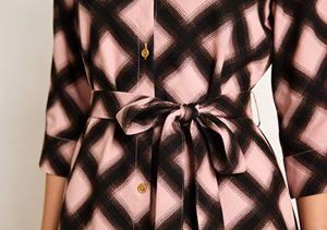 เดรสเชิ้ตพิมพ์ลายดอกไม้สไตล์ลำลองสำหรับผู้หญิงขายส่ง ผ้าโพลีเอสเตอร์แท้ยืดได้ 4 ทิศทาง สีชมพู สีดำ สำหรับฤดูใบไม้ผลิ/ฤดูร้อน - Product Image 5