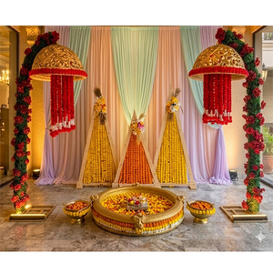 ชุดอูร์ลีทองหรูหรา พร้อมฉากหลังรูปสามเหลี่ยมลายดอกดาวเรือง สำหรับพิธีฮัลดีสุดอลังการ ตกแต่งเวทีงานฮัลดีธีมสวน - Product Image 1