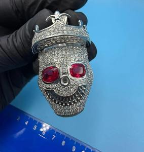 Pendentif Crâne Moissanite Incolore Sertie de Diamants avec Yeux Rouges, Design Personnalisé, Collier Pendentif Diamant pour Soirées et Cérémonies - Product Image 2