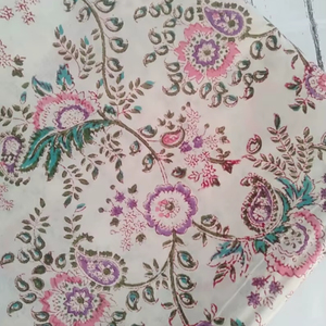Tela de algodón estampada a mano con diseño floral paisley blanco, tela de algodón suave hecha a mano en India, material para vestidos estilo mogol. - Product Image 1