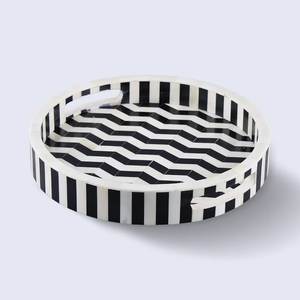 Plateau rond en os incrusté, motif zigzag noir et blanc, design moderne, plateau de luxe pour mariage avec poignée, compatible congélateur et lave-vaisselle - Product Image 1
