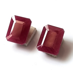 Ensemble de 2 pierres précieuses en rubis corindon naturel d'Afrique de 9,05 carats, taille émeraude, facettées - Product Image 2