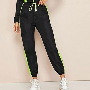 ชุดวอร์มผู้ชายสีดำเขียวแบบ Color Blocking แขนยาว กางเกงมีเชือกผูก ระบายอากาศได้ดี ทรงเข้ารูป น้ำหนักเบา - Product Image 5