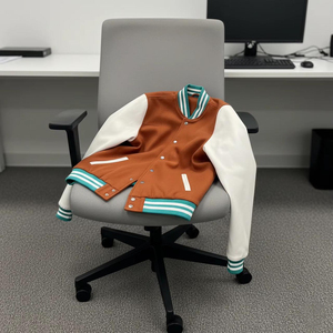 Producción en Masa de Chaquetas Varsity con Logotipos Personalizados, Parches, Letras y Ribetes de Punto para Mayoristas Internacionales de Moda - Product Image 4