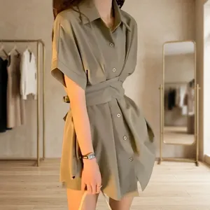 Robe chemise à manches longues et ceinture à nouer pour femme, également connue sous le nom de mini-robe croisée, disponible en gris, également disponible en gris anthracite et gris clair. - Product Image 2