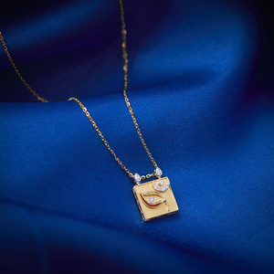 Collar con Colgante Cuadrado con Motivo de Patrimonio Cultural y Diamantes - Product Image 4