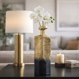 Vase de table artisanal style bouteille, design Art Déco, finition dorée, base noire, décor minimaliste et élégant - Product Image 3