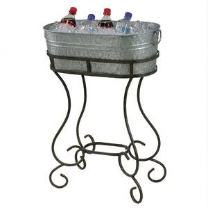 Seau en métal galvanisé de style rustique sur support, bac à boissons vintage en fer, grand bac à plantes sur pied pour la décoration intérieure - Product Image 5