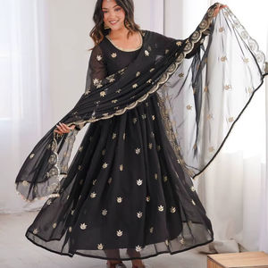 Présentation du nouveau costume Anarkali maxi en faux georgette de créateur, orné de broderies et de travail multi-aiguilles, dans un style fantaisie. - Product Image 1