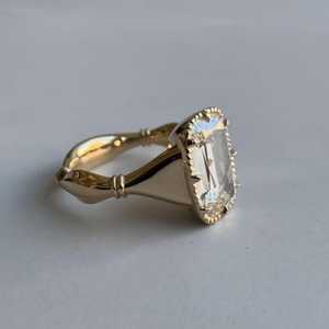 Bague Art Déco en Or Jaune 10K avec Diamant de Coupe Coussin 'Old Mine' de 5.02 carats, cultivé en laboratoire, Bijou de Fête pour Mariage, Fiançailles, etc. - Product Image 4