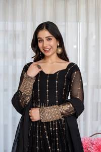 ชุดเดรส Anarkali สำหรับผู้หญิง ดีไซน์หรูหรา ประดับด้วยงานปักลาย Zari อย่างละเอียด พร้อมงานปักเลื่อม มีจำหน่ายจำนวนมากในราคาประหยัด - Product Image 4