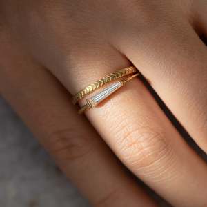 Anillo minimalista de oro macizo de 14k con diamante baguette cónico, unisex, para uso diario. - Product Image 1