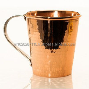 Tazas de mula de cobre martillado hechas a mano con textura vintage y labio liso ideales para compartir recetas clásicas en fiestas - Product Image 2