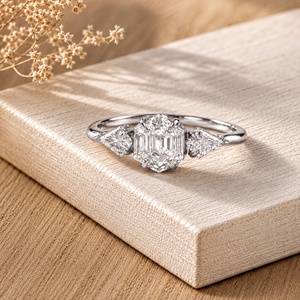 Anillo de Compromiso con 3 Diamantes Cultivados en Laboratorio, Corte Hexagonal y en Forma de Cometa, Oro Sólido de 10K, 14K, 18K, Diseño de Joyería Fina, Certificado IGI E VVS - Product Image 3