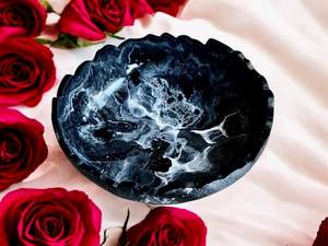 Pequeño tazón decorativo hecho a mano con diseño de geoda de resina epoxi negra para servir. - Product Image 2