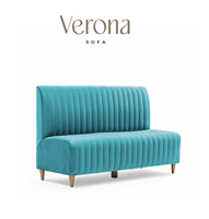 Canapé d'angle trois places en velours turquoise avec design côtelé, accoudoirs incurvés, pieds en bois rembourrés, assise moderne et confortable pour salon