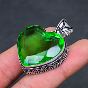 Venta al por mayor de colgantes de cristal de esmeralda en forma de corazón, colgante de piedra preciosa verde en forma de corazón para mujeres, joyería. - Product Image 3
