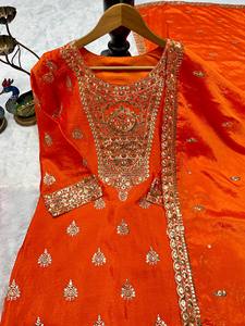 Salwar Kameez brodé orange avec dupatta pour femmes |   Ensemble de vêtements pakistanais pour mariage et fêtes, richement orné de zari et de sequins - Product Image 5