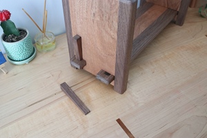 Support de livre artisanal en noyer, présentoir minimaliste en bois pour livres et décoration, étagère de bureau et décoration intérieure - Product Image 4