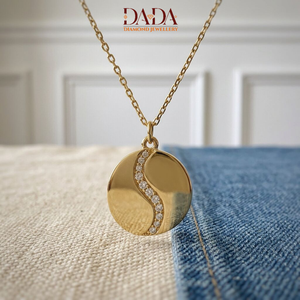 Collier pendentif rond avec accent diamant incurvé, ton or jaune, bijoux minimalistes pour femmes, cadeau de joaillerie fine personnalisée - Product Image 3