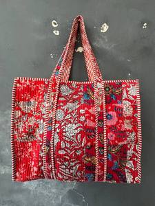 Sac en patchwork matelassé en coton fait main – Sac fourre-tout coloré en tissu pour femmes et filles - Product Image 4