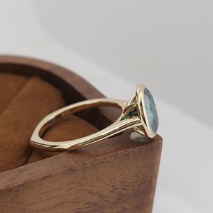 Anillo Solitario Ovalado de Moissanita Verde Azulado de 2 Quilates, Claridad VVS2, Anillo de Compromiso con Engaste de Bisel en Oro, Elegante Regalo de Aniversario - Product Image 4