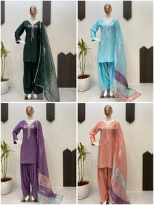 Salwar Kameez Farsi Exclusif de Créateur Moderne avec un Haut Orné de Quatre Belles Perles, en Crêpe et Organza à Séchage Rapide - Product Image 6
