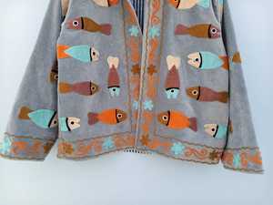 Veste Suzani en velours brodée à la main pour femme, motif poisson, style bohème vibrant, manteau d'hiver artistique et coloré pour femme, vêtement d'extérieur pour festival - Product Image 6