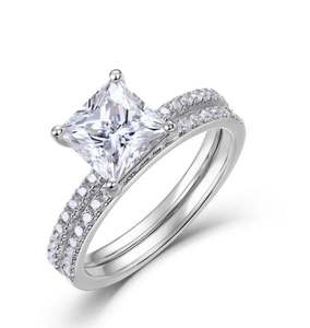 Anillo de Compromiso y Matrimonio de Plata de Ley 925 Chapado en Oro con Moissanita de Corte Princesa de 2 Quilates y Engaste de Garras, Juego de 2 Piezas - Product Image 1