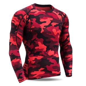 Camiseta de compresión para hombre, OEM, asequible, personalizada, de poliéster, de secado rápido, transpirable, diseñada para entrenamiento deportivo en la playa. - Product Image 1