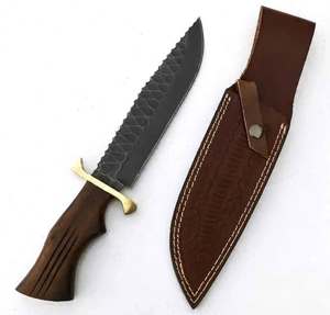 Couteau d'extérieur artisanal en acier forgé à la main, lame festonnée, manche en bois, garde en laiton, étui en cuir - Product Image 1