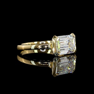 Bague de fiançailles en or jaune massif 14 carats avec diamant de laboratoire certifié IGI taille émeraude 3 carats serti clos, bijoux fins - Product Image 2