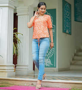 เสื้อผู้หญิงสีส้มผ้าเรยอนพิมพ์ลายดอกไม้ทรงปกติ แขนสั้น คอเหลี่ยม ดีไซน์สำหรับใส่ในโอกาสทางการช่วงฤดูร้อน ชุดเซ็ต 2 ชิ้นแบบยาว - Product Image 2