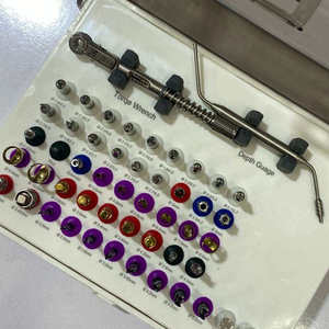 Juego de Instrumentos Profesionales para Colocación de Implantes en Cirugía Oral con Medidor de Profundidad y Destornilladores Surtidos para un Ajuste Preciso - Product Image 1