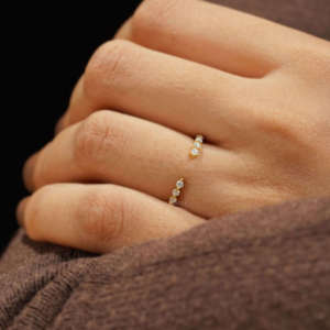 ชุดแหวนแต่งงานสีทอง14K พร้อมช่องว่างแบบเปิดเสริมฟองน้ำแหวนมินิมอลที่มีเพชรโมอิสตัดทรงกลม - Product Image 1