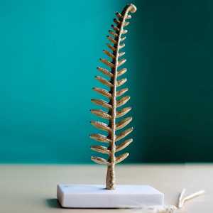 Escultura de Helecho Chapada en Oro de 10 cm de Largo x 5 cm de Ancho x 21 cm de Alto, Base de Mármol, Decoración Artística Moderna para Mesa, Adorno para Sala de Estar, Pieza Única - Product Image 2