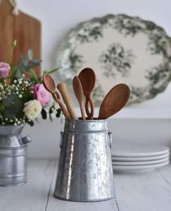 Portacubiertos metálico industrial para cocina urbana que realza el aspecto y la resistencia del metal en bruto - Product Image 2