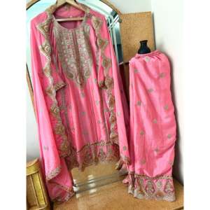 Hermoso conjunto de salwar kameez de seda con top, pantalón y dupatta elegante para fiestas - Product Image 5