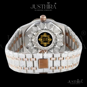 Reloj de Lujo de Moda 2026 de Acero Inoxidable con Moissanita Helada, Tono Plateado, Esfera Totalmente Adornada con Marcadores Baguette, de Gran Impacto - Product Image 4