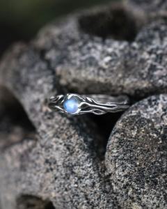 Anillo de compromiso Lia de plata de ley con piedra lunar, inspirado en la naturaleza, con diseño rústico de rama y hoja, joyería con gemas, certificado IGI de alta calidad - Product Image 6